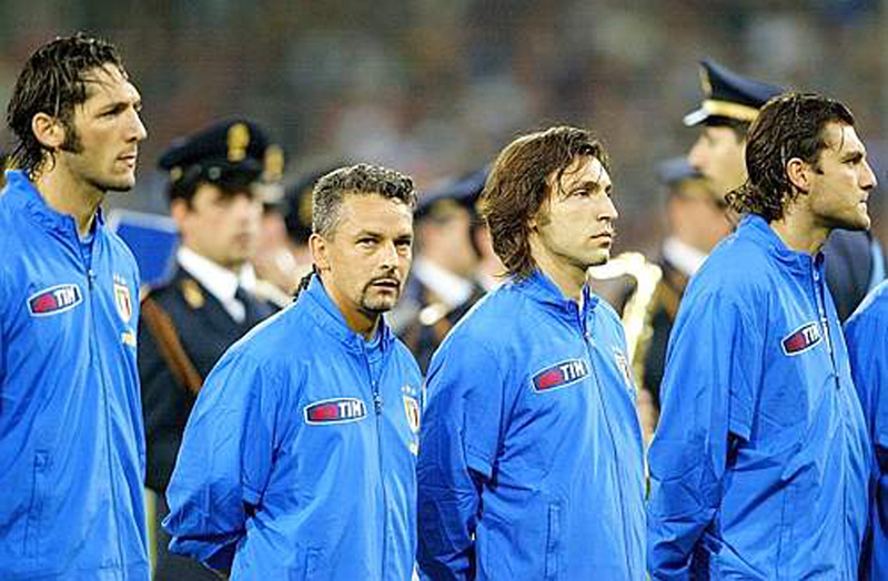 Materazzi-Baggio-Pirlo-Vieri.jpg - Italy's forward Roberto Baggio (2nd L) listens to the national anthem before the start of Italy vs Spain friendly soccer match with teammates Marco Materazzi (L) Christian Vieri (R) and Andrea Pirlo at Luigi Ferraris stadium in Genoa 28 April 2004.  AFP PHOTO PAOLO COCCO